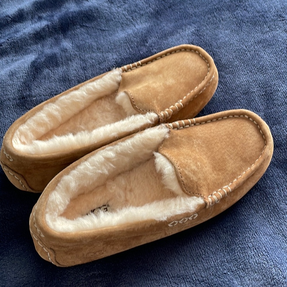 Brand new Ugg moccasins, chestnut size 7, NWOT